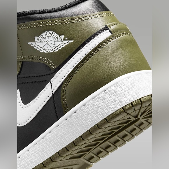 Air Jordan 1 Mid GS in Army Green - Picture 7 of 10